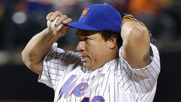 mets-phillies-bartolo-colon-over-shoulder-catch.jpg